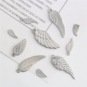Pendentifs ailes en acier inoxydable avec détails plumes et roses pour bijoux DIY