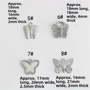 Détails de quatre styles de pendentifs papillon avec dimensions et finition mate