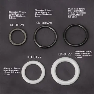 Detalle macro de colgantes circulares de cerámica de circonio para accesorios DIY