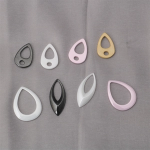 Polierte Keramik-Anhänger in Tropfenform in Schwarz, Weiß und Rosa für Schmuckdesign