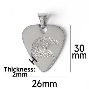 Dimensions détaillées du pendentif médiator de guitare coeur aigle: 30mm x 26mm x 2mm