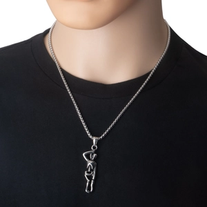 Gros plan d'un pendentif squelette gothique vintage sur une chaîne box en acier inoxydable