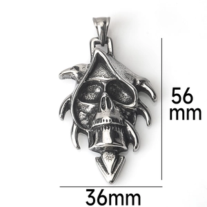 Macro d'un pendentif tête de mort gothique en acier inoxydable de 56mm par 36mm