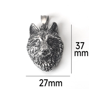 Gros plan du pendentif tête de loup vintage en acier inoxydable de 37 mm de hauteur