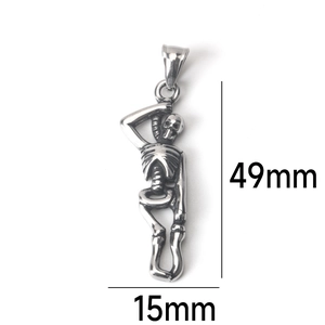 Vue macro du pendentif squelette gothique en argent rétro avec dimensions de 49mm x 15mm