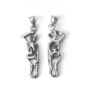 Vue macro du pendentif squelette vintage en acier inoxydable avec détails recto et verso
