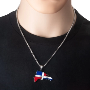 Vista de detalle del collar con colgante mapa de República Dominicana con colores de bandera