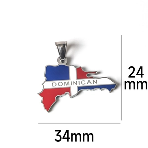 Detalle del colgante mapa República Dominicana con esmalte de bandera y medidas de 34x24mm