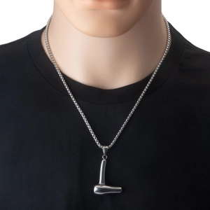 Gros plan d'un collier pendentif sèche-cheveux argenté sur un t-shirt noir pour homme