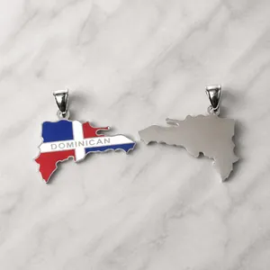 Vista detallada frontal y posterior del colgante mapa República Dominicana con bandera