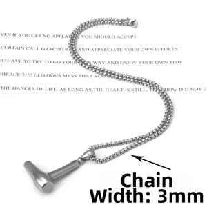 Vue macro détaillée d'une chaîne box de 3mm avec un pendentif marteau en acier poli
