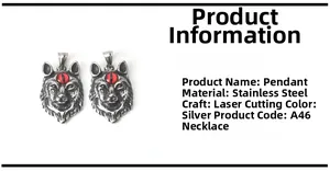 Detalle del colgante de cabeza de lobo en acero inoxidable con ojos rojos y corte láser