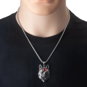 Detalle del colgante de cabeza de lobo punk con ojo rojo en cadena de acero inoxidable