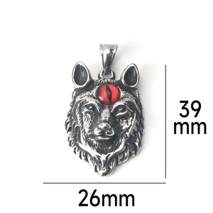 Detalle del colgante cabeza de lobo con ojo rojo y textura de acero estilo gótico