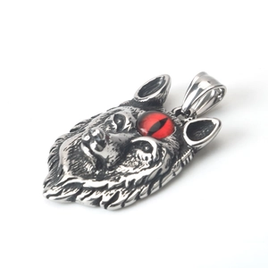 Colgante gótico de cabeza de lobo en acero inoxidable con ojos rojos sobre fondo blanco