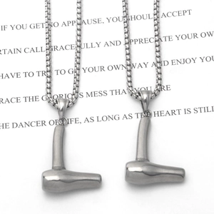 Collier Pendentif Mini Sèche-cheveux en Acier Inoxydable Punk pour Hommes Femmes Hip Hop Rock Bijoux de Coiffeur Cadeau Colliers à Charme Poli Argent