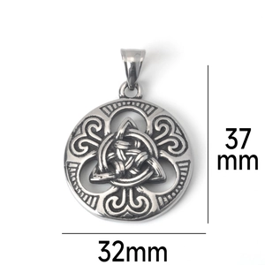 Vue détaillée du pendentif nœud celtique en argent avec des motifs complexes