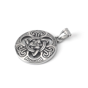 Pendentif Triquetra celtique vintage en acier inoxydable argenté sur fond blanc