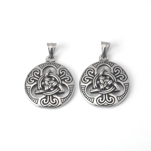 Détail de pendentifs vintage en acier avec nœud celtique Triquetra et finition oxydée