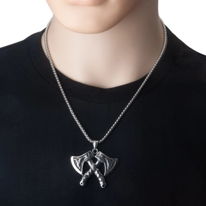 Detail van een herenketting met dubbele Viking-bijlhanger op een zwart T-shirt