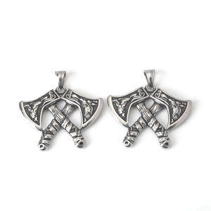 Close-up van dubbelzijdige Viking Odin strijdbijl hanger met vintage Noorse totems