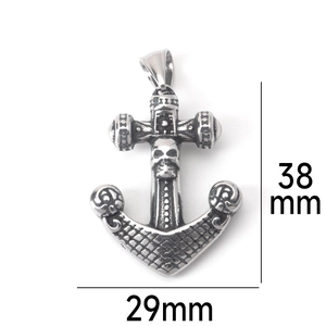 Detalle macro del colgante de calavera y ancla con medidas de 38mm x 29mm tipo punk