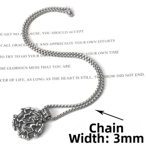 Detalle del colgante vikingo en cadena de acero inoxidable de 3 mm de ancho