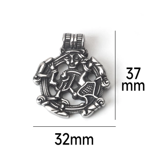 Detalle del colgante vikingo medidas 37mm por 32mm con grabado hueco muy intrincado