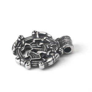 Colgante vikingo vintage de acero inoxidable con motivo en relieve y acabado plateado retro
