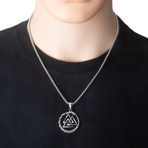 Κοντινή λήψη μενταγιόν Viking Valknut φορεμένο από ανδρικό μοντέλο σε μαύρο μπλουζάκι