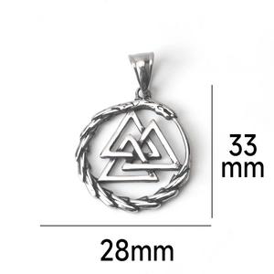 Διαστάσεις μενταγιόν viking valknut με ύψος 33 mm και πλάτος 28 mm σε λεπτομέρεια