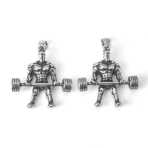 Detailansicht des Retro-Silber-Edelstahlanhängers mit Gewichtheber-Design für Fitness