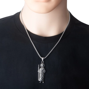 Pendentif Saint Jude sur une chaîne argentée porté sur un t-shirt noir pour homme