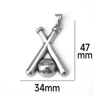 Vue détaillée du pendentif baseball en acier montrant 47mm de hauteur et 34mm de largeur