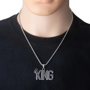 Détail du pendentif KING en acier inoxydable argenté avec couronne pour homme