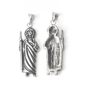 Vues avant et arrière d'un pendentif religieux Jésus en acier inoxydable argenté vintage