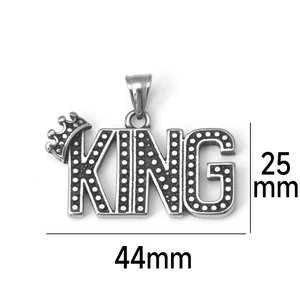 Détail du pendentif KING argenté vintage avec couronne et dimensions 25 mm par 44 mm
