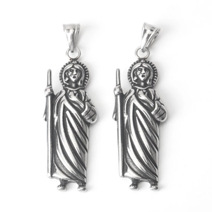 Détail du pendentif en relief Saint Jude en acier inoxydable argenté avec art gaufré