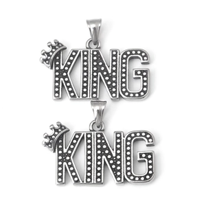 Détail du pendentif couronne KING en argent avec texture vintage et large bélière