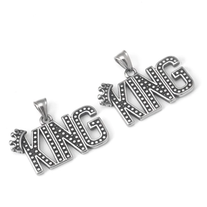 Pendentif KING en acier inoxydable hip-hop avec couronne et finition texturée sur blanc