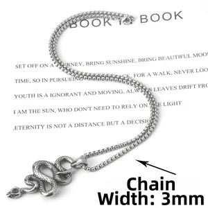 Détail du pendentif serpent 3mm avec texture d'écailles sur une chaîne en acier maille box