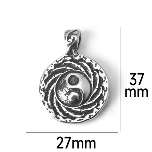 Détail du pendentif yin yang montrant les dimensions 37 mm de haut et 27 mm de large
