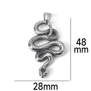 Détail du pendentif serpent montrant une hauteur de 48 mm et une texture d'écailles