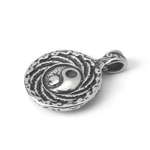Pendentif Yin Yang vintage en acier inoxydable avec relief tourbillon sur fond blanc