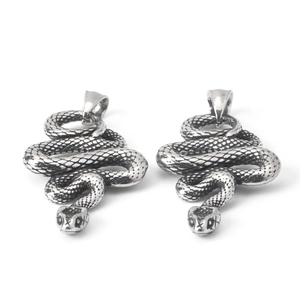 Vue macro détaillée de pendentifs serpent en acier inoxydable avec texture d'écailles