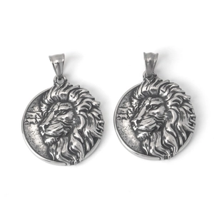 Detailliertes Löwenkopf-Relief auf rundem Anhänger in Retro-Silber-Edelstahl-Finish