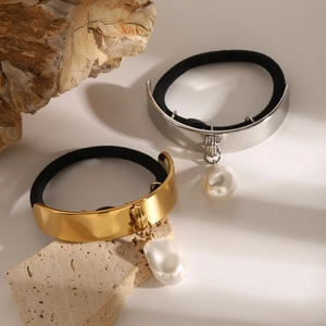 Lot de chouchous avec plaques en métal poli et perles baroques en or et argent