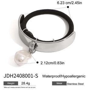 Élastique à cheveux en acier poli avec pendentif perle sur fond blanc minimaliste