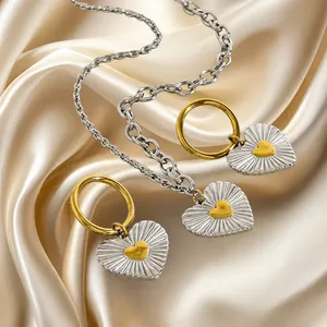 Ensemble bijoux élégant en acier titane avec collier cœur et boucles d'oreilles créoles