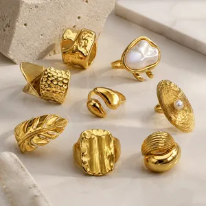 Set di anelli in acciaio inossidabile dorato con perle e trame artistiche da donna